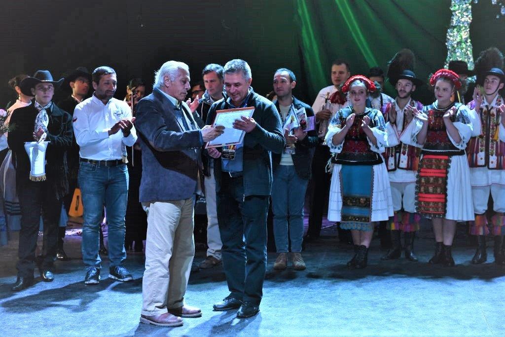 Ansamblul Folcloric Sinca Noua in San Carlos, Chile 2017,  Directorul ansamblului Dumitru Flucus si Primarul Hugo Naim Gebrie Asfura